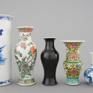 A set of 5 various Chinese porcelain vases, incl. a black monochrome and two blue and white, 19/20th C. — 照片 2