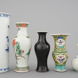 A set of 5 various Chinese porcelain vases, incl. a black monochrome and two blue and white, 19/20th C. — 照片 3