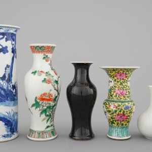 A set of 5 various Chinese porcelain vases, incl. a black monochrome and two blue and white, 19/20th C. — 照片 4