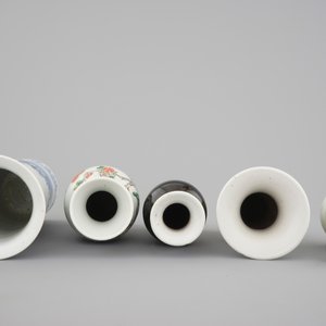 A set of 5 various Chinese porcelain vases, incl. a black monochrome and two blue and white, 19/20th C. — 照片 5