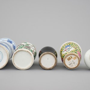 A set of 5 various Chinese porcelain vases, incl. a black monochrome and two blue and white, 19/20th C. — 照片 6
