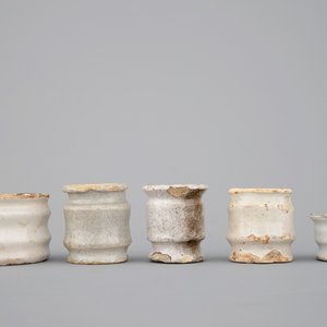 A set of 5 white Dutch Delft ointment jars and albarello, 17/18th C. — photo 5