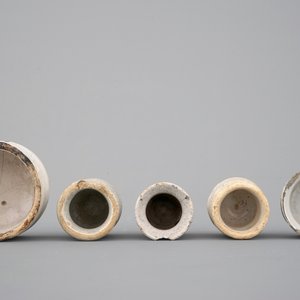 A set of 5 white Dutch Delft ointment jars and albarello, 17/18th C. — photo 6