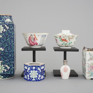 A set of 6 Chinese 19/20th C.porcelain items: a cong vase, a snuff bottle, two bowls and two brush washers — foto 1