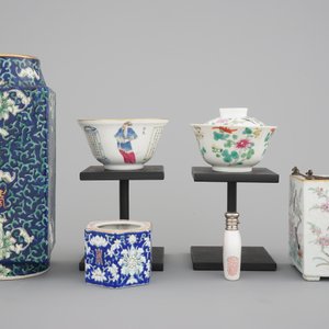 A set of 6 Chinese 19/20th C.porcelain items: a cong vase, a snuff bottle, two bowls and two brush washers — foto 2