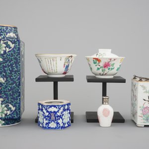 A set of 6 Chinese 19/20th C.porcelain items: a cong vase, a snuff bottle, two bowls and two brush washers — foto 3