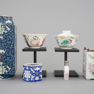 A set of 6 Chinese 19/20th C.porcelain items: a cong vase, a snuff bottle, two bowls and two brush washers — foto 4