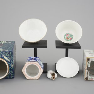 A set of 6 Chinese 19/20th C.porcelain items: a cong vase, a snuff bottle, two bowls and two brush washers — foto 5