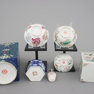 A set of 6 Chinese 19/20th C.porcelain items: a cong vase, a snuff bottle, two bowls and two brush washers — foto 6