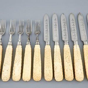 A set of 6 English silver knives and forks with Anglo-Indian ivory carved handles, 19th C. — 照片 1