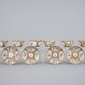 A set of 6 large lobed Chinese Canton rose medallion armorial cups and saucers, 19th C. — photo 1