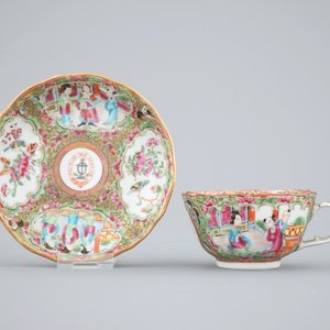 A set of 6 large lobed Chinese Canton rose medallion armorial cups and saucers, 19th C. — photo 2
