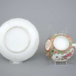 A set of 6 large lobed Chinese Canton rose medallion armorial cups and saucers, 19th C. — photo 3