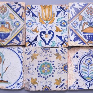 A set of 6 various polychrome Dutch Delft tiles, 17th C. — 照片 1
