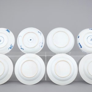 A set of 8 blue and white 18th C. plates: A set of 4 Qianlong figural plates, three Kangxi plates and a Qianlong floral plate — 照片 2