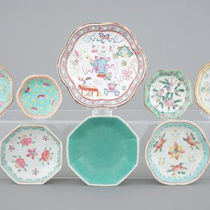 A set of 8 Chinese famille rose porcelain bowls on stand, 19th C. — photo 1