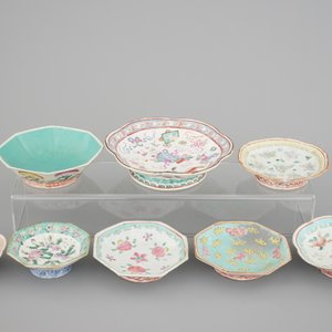 A set of 8 Chinese famille rose porcelain bowls on stand, 19th C. — photo 2
