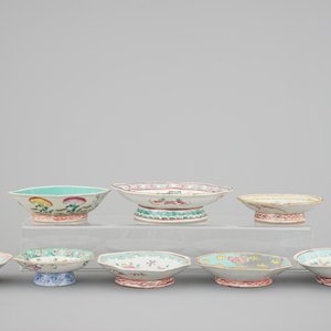 A set of 8 Chinese famille rose porcelain bowls on stand, 19th C. — photo 3