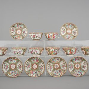 A set of 8 large Chinese Canton rose medallion armorial cups and saucers, 19th C. — photo 1