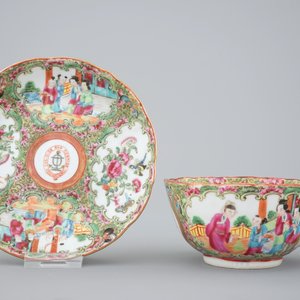 A set of 8 large Chinese Canton rose medallion armorial cups and saucers, 19th C. — photo 2