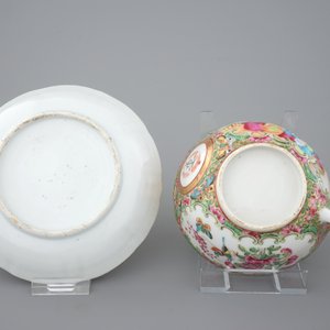 A set of 8 large Chinese Canton rose medallion armorial cups and saucers, 19th C. — photo 3
