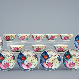 A set of 8 large Chinese famille rose cups and 6 saucers with “tobacco leaf” design, Qianlong, 18th C. — photo 1