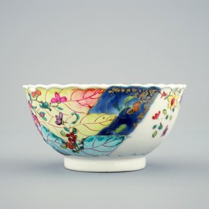 A set of 8 large Chinese famille rose cups and 6 saucers with “tobacco leaf” design, Qianlong, 18th C. — photo 5
