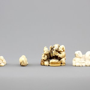 A set of 9 small Japanese ivory carvings, incl. netsuke, on a small red lacquer table, 19th/early 20th C. — 照片 11