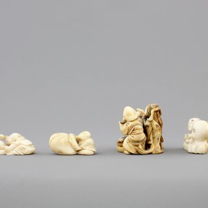 A set of 9 small Japanese ivory carvings, incl. netsuke, on a small red lacquer table, 19th/early 20th C. — 照片 12