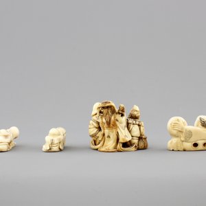 A set of 9 small Japanese ivory carvings, incl. netsuke, on a small red lacquer table, 19th/early 20th C. — 照片 13