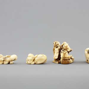 A set of 9 small Japanese ivory carvings, incl. netsuke, on a small red lacquer table, 19th/early 20th C. — 照片 14