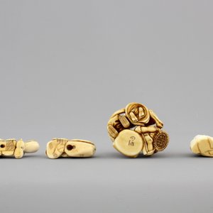 A set of 9 small Japanese ivory carvings, incl. netsuke, on a small red lacquer table, 19th/early 20th C. — 照片 15