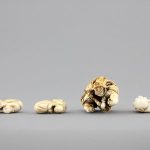 A set of 9 small Japanese ivory carvings, incl. netsuke, on a small red lacquer table, 19th/early 20th C. — 照片 16