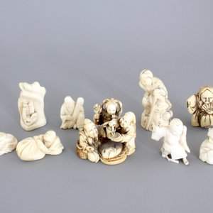 A set of 9 small Japanese ivory carvings, incl. netsuke, on a small red lacquer table, 19th/early 20th C. — 照片 2