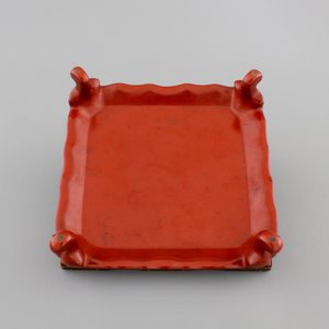 A set of 9 small Japanese ivory carvings, incl. netsuke, on a small red lacquer table, 19th/early 20th C. — 照片 3