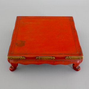 A set of 9 small Japanese ivory carvings, incl. netsuke, on a small red lacquer table, 19th/early 20th C. — 照片 4