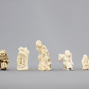 A set of 9 small Japanese ivory carvings, incl. netsuke, on a small red lacquer table, 19th/early 20th C. — 照片 5