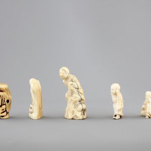 A set of 9 small Japanese ivory carvings, incl. netsuke, on a small red lacquer table, 19th/early 20th C. — 照片 6