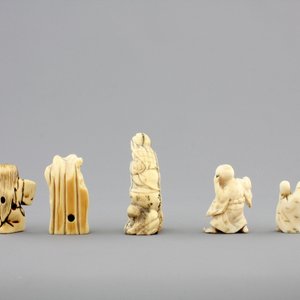 A set of 9 small Japanese ivory carvings, incl. netsuke, on a small red lacquer table, 19th/early 20th C. — 照片 7