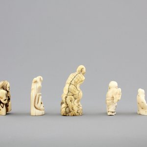 A set of 9 small Japanese ivory carvings, incl. netsuke, on a small red lacquer table, 19th/early 20th C. — 照片 8