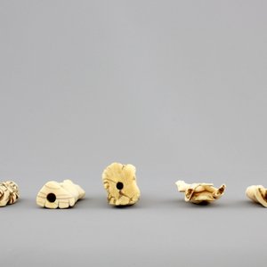 A set of 9 small Japanese ivory carvings, incl. netsuke, on a small red lacquer table, 19th/early 20th C. — 照片 9