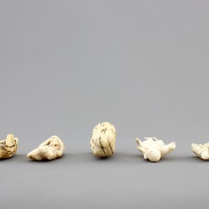 A set of 9 small Japanese ivory carvings, incl. netsuke, on a small red lacquer table, 19th/early 20th C. — 照片 10
