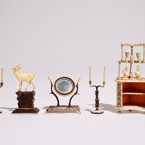 A set of carved bone miniature dollhouse furniture, France, 19th C. — 照片 5