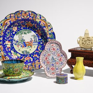 A set of Chinese Canton enamel, a lacquer stand, a silver box and cover, an ivory snuff bottle and a miniature vase, 19/20th C. — photo 1