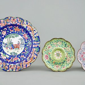A set of Chinese Canton enamel, a lacquer stand, a silver box and cover, an ivory snuff bottle and a miniature vase, 19/20th C. — photo 6