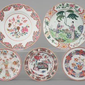 A set of Chinese famille rose porcelain dishes, Yongzheng-Qianlong, 18th C., and a large Samson figural dish, 19th C. — photo 1