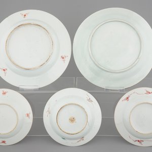A set of Chinese famille rose porcelain dishes, Yongzheng-Qianlong, 18th C., and a large Samson figural dish, 19th C. — photo 2