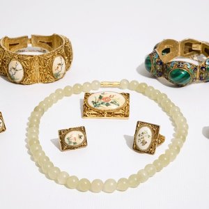 A set of Chinese gilt and enamelled silver, painted ivory and malachite jewelry, early 20th C. — photo 1