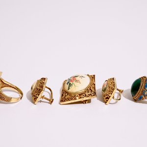 A set of Chinese gilt and enamelled silver, painted ivory and malachite jewelry, early 20th C. — photo 10