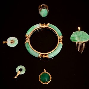 A set of Chinese jade and 18K gold jewelry: a bracelet, a ring and four pendants — photo 1